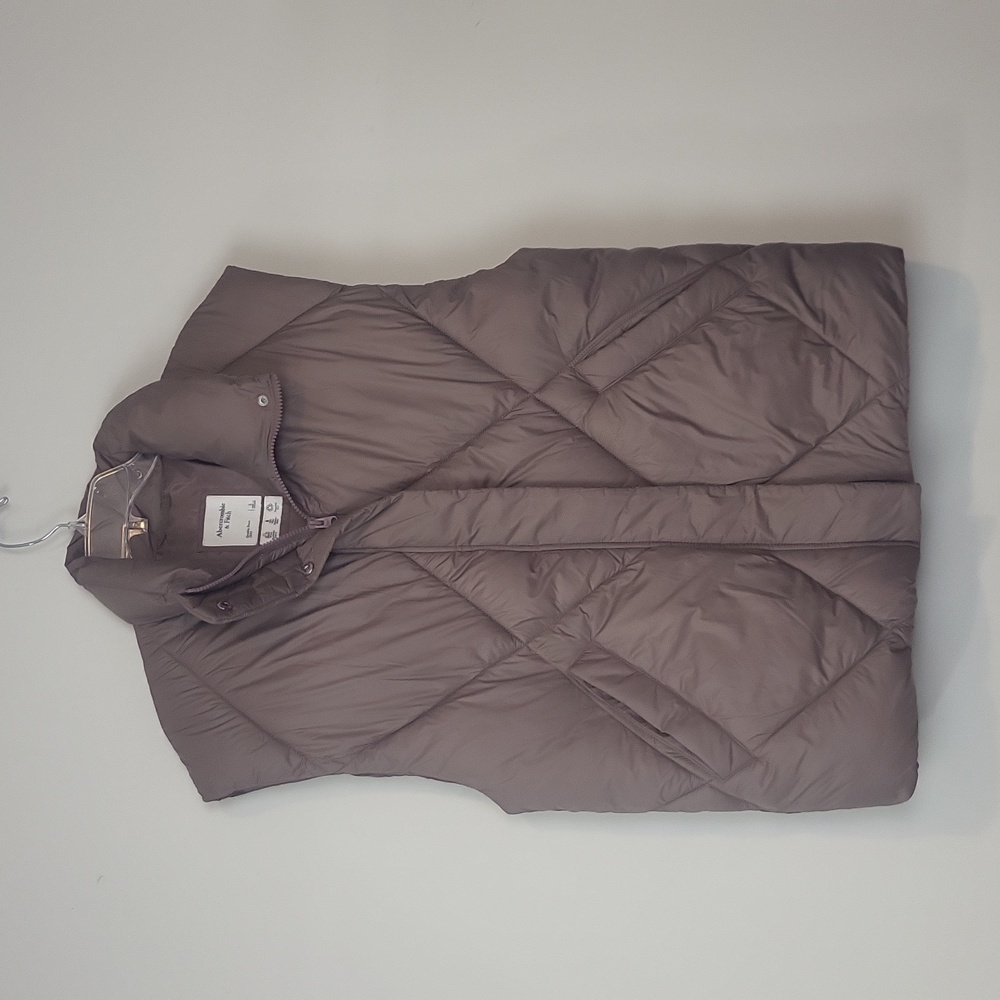 Abercrombie & Fitch Quilted Puffer Vest in Taupe